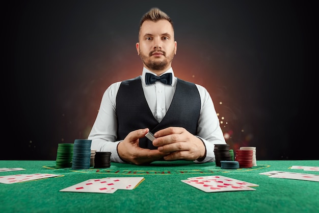 Кто такой дилер в казино: роль, функции и особенности работы